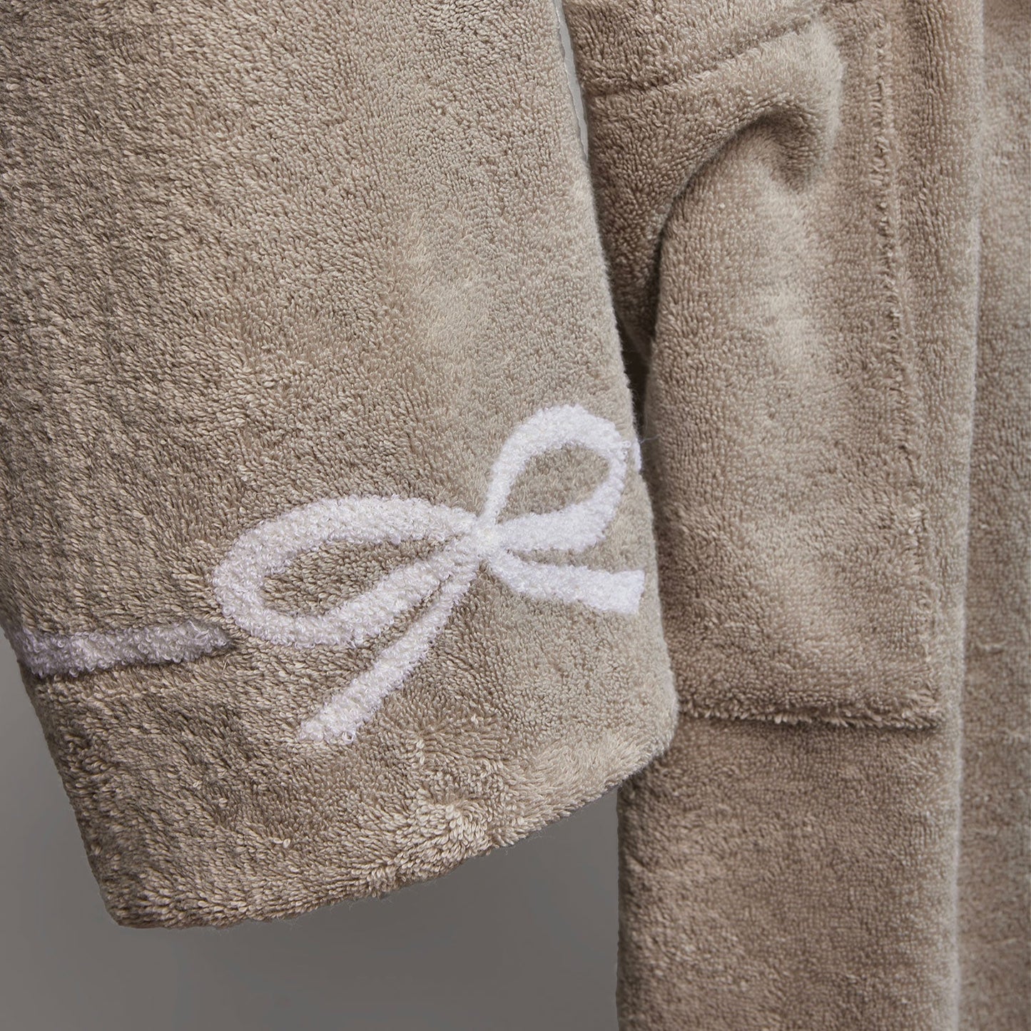 Accappatoio Ricamato a Scialle Fiocco in Spugna 570 g/m2