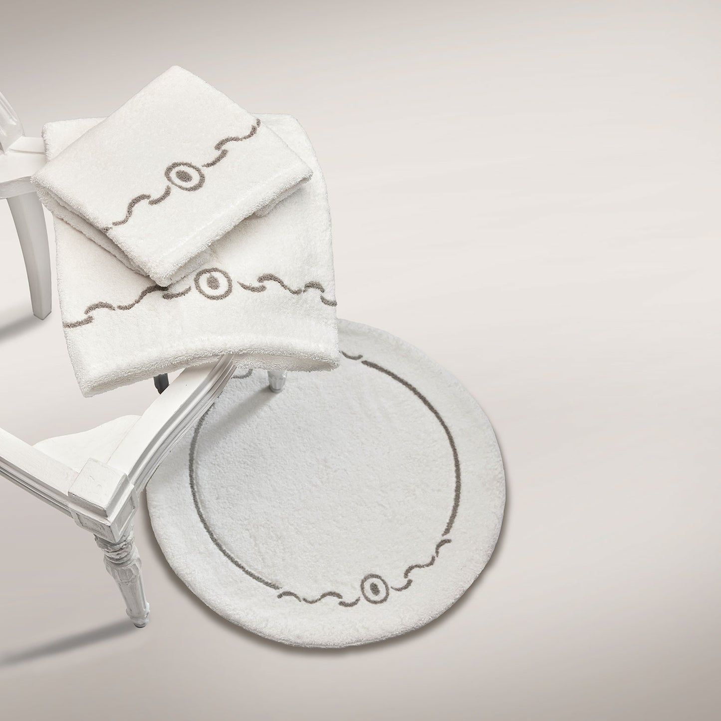 Tappeto Rotondo in Spugna con Ricamo Cammeo